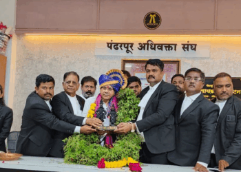 ॲड. प्रकाश आंबेडकर पंढरपूर कोर्टात हजर, वकिलांशी साधला संवाद