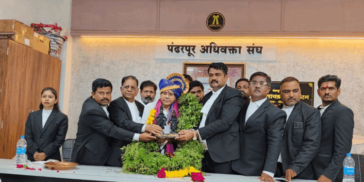 ॲड. प्रकाश आंबेडकर पंढरपूर कोर्टात हजर, वकिलांशी साधला संवाद