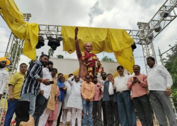 अण्णाभाऊ साठे यांच्या जयंतीनिमित्त वंचित बहुजन आघाडीच्या वतीने अभिवादन