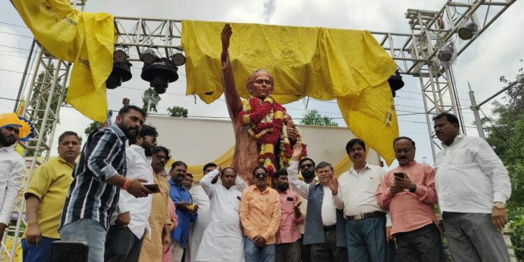 अण्णाभाऊ साठे यांच्या जयंतीनिमित्त वंचित बहुजन आघाडीच्या वतीने अभिवादन