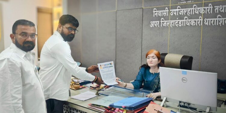 पवनचक्की कंपन्यांकडून शेतकऱ्यांची फसवणूक; वंचित बहुजन आघाडीचे जिल्हाधिकाऱ्यांकडे कारवाईची मागणी