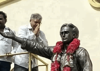 अण्णाभाऊ साठे यांच्या जयंती निमित्त; प्रकाश आंबेडकर यांचे अभिवादन; 'संयुक्त महाराष्ट्राच्या चळवळीचे लढवय्ये आणि क्रांतीकारक कादंबरीकार' म्हणत केले स्मरण