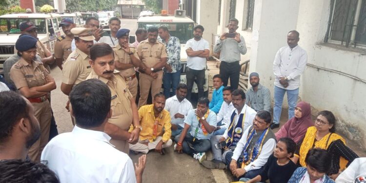 पुणे पोलिसांकडून सामाजिक कार्यकर्त्यांना मारहाण आणि जातीवाचक शिवीगाळ; 'ॲट्रॉसिटी'अंतर्गत गुन्हा दाखल करण्याची वंचितची मागणी