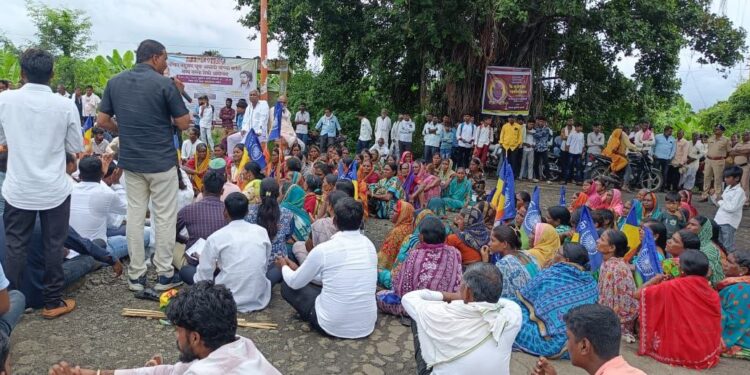 पूर्णा येथे वंचित बहुजन युवा आघाडीचे रस्ता रोको आंदोलन