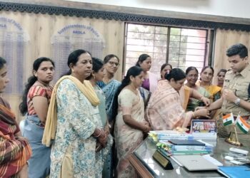 ‎'रक्षकच भक्षक बनू नये', पोलिसांना राखी बांधून वंचित बहुजन महिला आघाडीने केली जबाबदारीची जाणीव