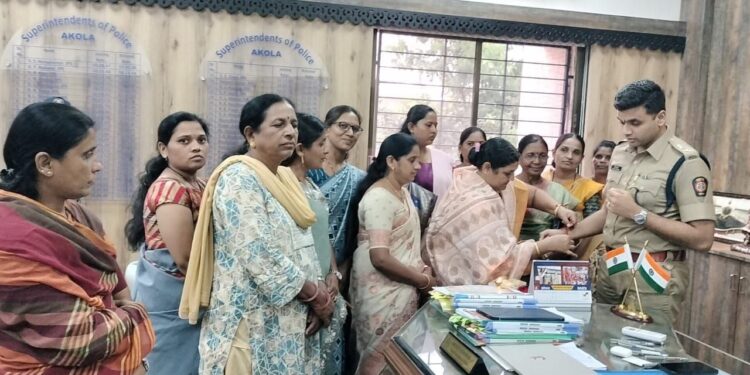 'रक्षकच भक्षक बनू नये', पोलिसांना राखी बांधून वंचित बहुजन महिला आघाडीने केली जबाबदारीची जाणीव
