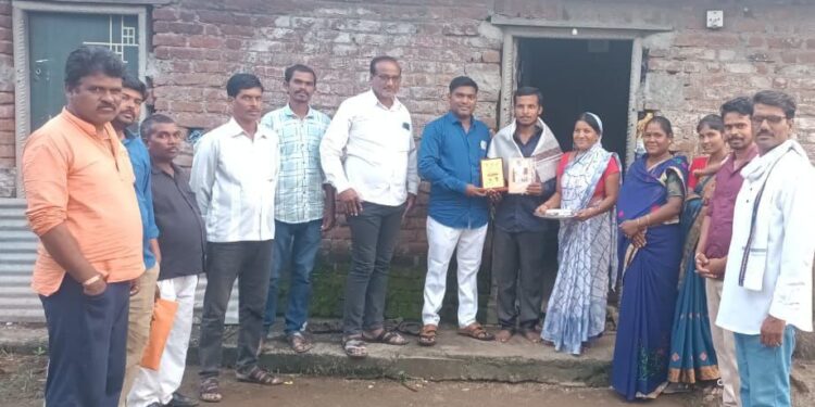 विद्युत सहाय्यकपदी निवड झाल्याने विशाल दहाटचा वंचित बहुजन आघाडीच्या वतीने सत्कार