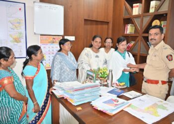 रक्षाबंधनाचा सण केवळ बहिण-भावाच्या प्रेमापुरता मर्यादित न ठेवता, समाजाला एक महत्त्वाचा संदेश देण्यासाठी वंचित बहुजन महिला आघाडीने अनोखा उपक्रम राबवला.