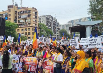 मुंबईतील रखडलेल्या SRA प्रकल्पांमुळे हजारो कुटुंबांचे हाल; वंचित बहुजन आघाडीचा SRA कार्यालयावर विराट मोर्चा