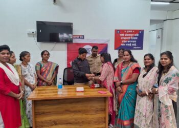 पुणे पोलिसांना कर्तव्याची आठवण करून देण्यासाठी वंचित बहुजन आघाडीकडून वडगाव मावळ पोलीस स्टेशनमध्ये 'रक्षाबंधन' साजरा