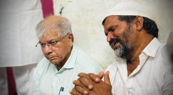 जामनेर येथे सुलेमान पठाणच्या कुटुंबियांची ॲड. प्रकाश आंबेडकर यांनी भेट घेतली