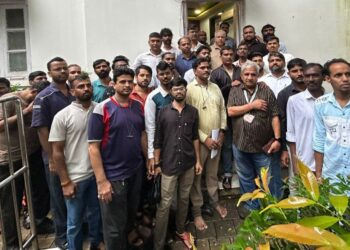 तडकाफडकी कामावरून काढलेल्या मनोरेल कर्मचाऱ्यांनी घेतली ॲड. प्रकाश आंबेडकरांची भेट; कर्मचाऱ्यांच्या पाठीशी वंचित बहुजन आघाडी ठाम!