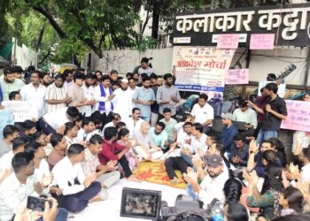 पुण्यात संशोधक फेलोशिपसाठी विद्यार्थी आक्रमक; ॲड. प्रकाश आंबेडकर यांनी विद्यार्थ्यांची घेतली भेट