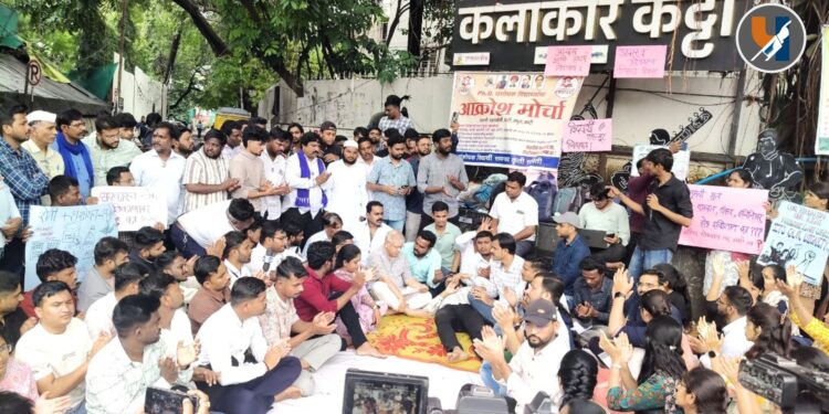 पुण्यात संशोधक फेलोशिपसाठी विद्यार्थी आक्रमक; ॲड. प्रकाश आंबेडकर यांनी विद्यार्थ्यांची घेतली भेट