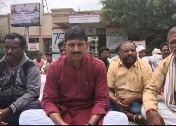 शासकीय जागेत आदिवासी महिलेच्या अंत्यविधीसाठी गावगुंडाचा विरोध! वंचित बहुजन आघाडीचा तहसील कार्यालयावर मोर्चा