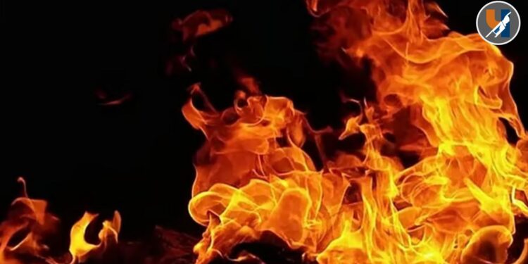 मुंबईतील कांदिवलीमध्ये भीषण आग: सात जण भाजले, तिघांची प्रकृती गंभीर