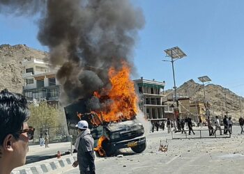 लेह-लडाखमध्ये आंदोलनाचा भडका! तरुणाई आक्रमक, पोलीस वाहने आणि भाजप कार्यालय पेटवले