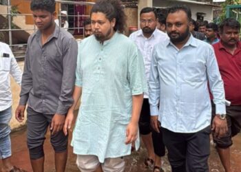 Maharashtra Monsoon : सोलापूर जिल्ह्यात माढा गावातील पूरग्रस्तांची सुजात आंबेडकर यांनी घेतली भेट!