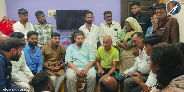 Beed News : बीडमधील यश ढाका यांच्या कुटुंबियांची सुजात आंबेडकर यांनी घेतली सांत्वनपर भेट