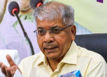 राज्यात 'ओला दुष्काळ' जाहीर करा; हेक्टरी ५० हजार रु. मदतीची मागणी; प्रकाश आंबेडकर यांचे मुख्यमंत्र्यांना पत्र!