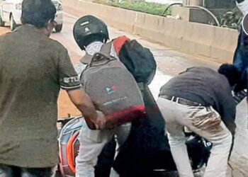 Pune Metro Negligence : पुणे मेट्रोच्या नियोजनशून्य कामामुळे पिंपरीत १६ दुचाकीचालक जखमी