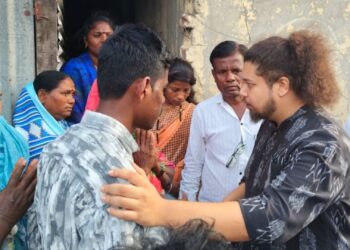 वंचित बहुजन आघाडीचे गोविंद सुर्वे यांचे निधन; सुजात आंबेडकर यांची कुटुंबीयांना सांत्वनपर भेट