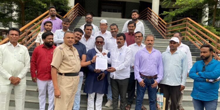 कर्जबाजारी शेतकरी आत्महत्याप्रकरणी पीडित कुटुंबाला मदत व नोकरी द्यावी – वंचित बहुजन आघाडीची जिल्हाधिकाऱ्यांकडे मागणी