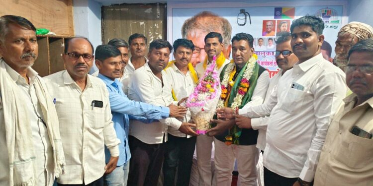 चाकूर येथे वंचित बहुजन आघाडीच्या तालुका कार्यालयाचे उद्घाटन