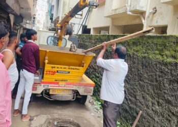 वंचित बहुजन युवा आघाडीच्या पाठपुराव्याला यश : पुण्यातील प्रभाग क्र. 33 मध्ये ड्रेनेज लाईन स्वच्छ