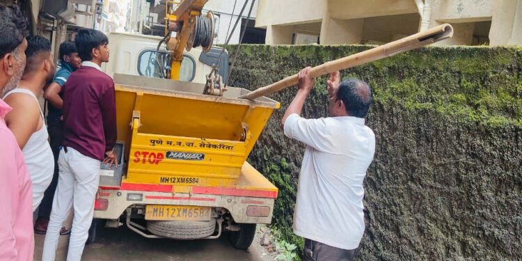 वंचित बहुजन युवा आघाडीच्या पाठपुराव्याला यश : पुण्यातील प्रभाग क्र. 33 मध्ये ड्रेनेज लाईन स्वच्छ