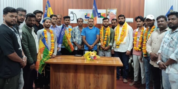 Latur : लातूरमध्ये मुस्लिम युवकांचा वंचित बहुजन आघाडीत मोठ्या संख्येने प्रवेश