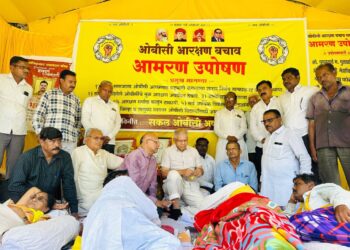 Akola : ओबीसी आरक्षण वाचवण्यासाठी अकोल्यात आमरण उपोषण; प्रकाश आंबेडकर यांनी घेतली भेट!