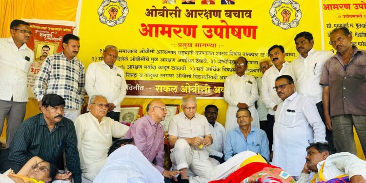 Akola : ओबीसी आरक्षण वाचवण्यासाठी अकोल्यात आमरण उपोषण; प्रकाश आंबेडकर यांनी घेतली भेट!