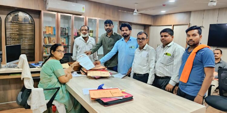 परभणी शहरातील जिंतूर रोडवर गतिरोधक बसविण्याची वंचित बहुजन आघाडीची मागणी!