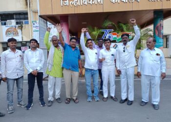 ‘ओला दुष्काळ जाहीर करा’ – मागणीसाठी वंचित बहुजन आघाडीचे जिल्हाधिकाऱ्यां मार्फत पालकमंत्री यांना निवेदन