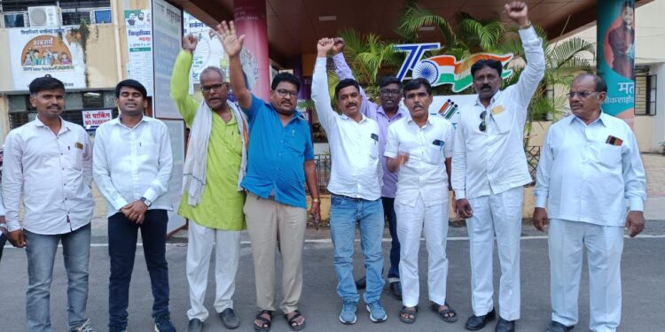 ‘ओला दुष्काळ जाहीर करा’ – मागणीसाठी वंचित बहुजन आघाडीचे जिल्हाधिकाऱ्यां मार्फत पालकमंत्री यांना निवेदन