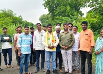 Amravati : रस्त्याचे काम रखडले; खासदार-आमदार गाढ झोपेत..!