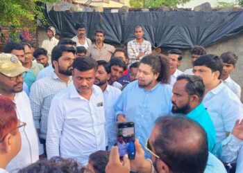 अनवली गावातील पूरग्रस्तांची सुजात आंबेडकर यांनी घेतली भेट; तहसीलदारांना तातडीच्या मदतीसाठी फोन!