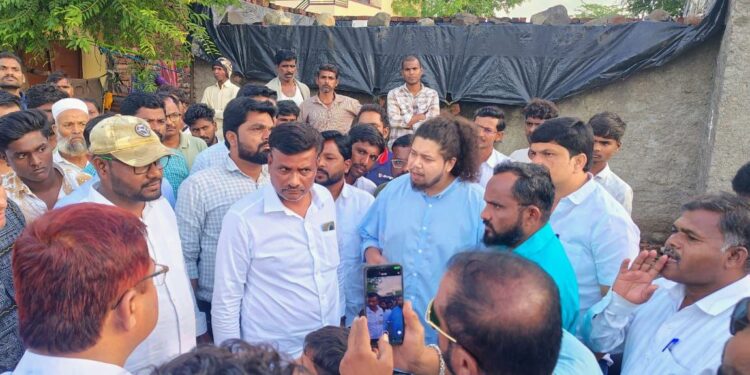 अनवली गावातील पूरग्रस्तांची सुजात आंबेडकर यांनी घेतली भेट; तहसीलदारांना तातडीच्या मदतीसाठी फोन!