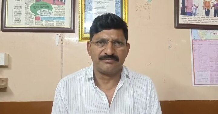 कोरेगावमध्ये ७४ वर्षांच्या लिंगायत महिलेच्या अंत्यविधीस विरोध; मृतदेह तहसील कार्यालयासमोर ठेवत वंचित बहुजन आघाडीचा इशारा