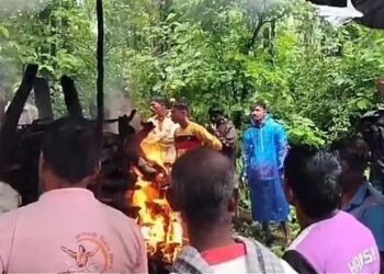 Nashik : अंत्यसंस्कारासाठी ‘छत्री’चा आधार! – शिंगवे बहुला येथील स्मशानभूमीची दयनीय अवस्था