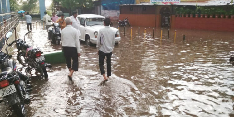सोलापूरमध्ये जलप्रलय! 24 तासांत 118.3 मिमी पावसाची विक्रमी नोंद, जनजीवन विस्कळीत