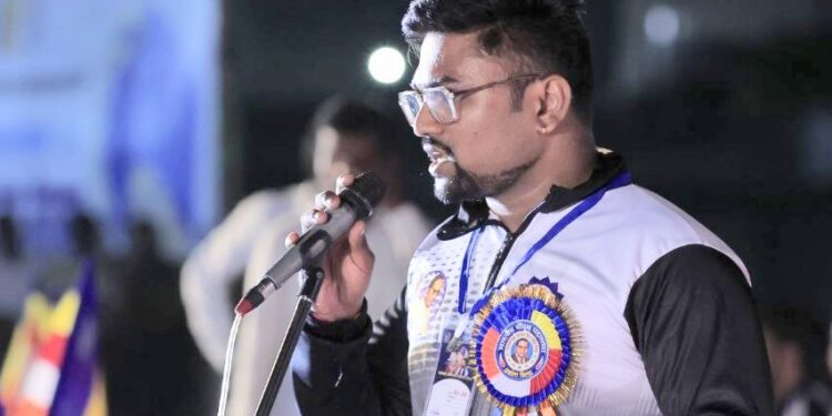 महिला-शेतकरी-विद्यार्थ्यांवरील अन्यायावरून वंचित बहुजन युवा आघाडी आक्रमक; अकोला धम्म मेळाव्यात सरकारवर हल्लाबोल