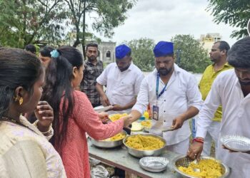 नाशिक: वंचित बहुजन युवा आघाडीच्या नेतृत्वाखाली त्रिरश्मी लेणी परिसरात भाविकांना भोजन वाटप
