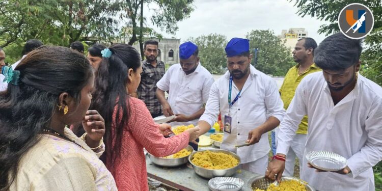 नाशिक: वंचित बहुजन युवा आघाडीच्या नेतृत्वाखाली त्रिरश्मी लेणी परिसरात भाविकांना भोजन वाटप