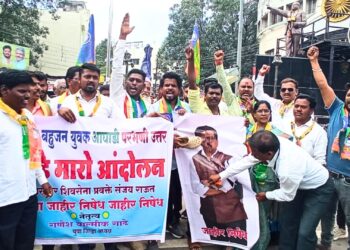 बाळासाहेब आंबेडकर यांच्यावरील वक्तव्यामुळे खासदार संजय राऊत यांच्या विरोधात परभणीत 'जोडे मारो' आंदोलन; वंचित बहुजन युवक आघाडीचा तीव्र निषेध