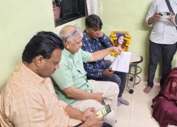 ऍड. बाळासाहेब आंबेडकर यांनी नोशील रबाळे नवी मुंबई येथील आत्महत्या केलेल्या मुलीच्या कुटुंबाची सांत्वनपर भेट घेतली