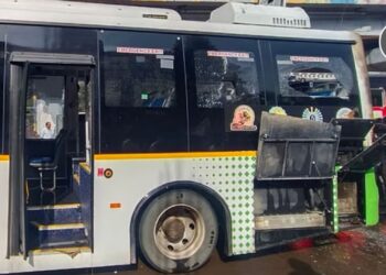 पिंपरी-चिंचवड: धावत्या 'ई-बस'ला आग, दरवाजे लॉक झाल्याने प्रवाशांची पळापळ, मोठी दुर्घटना टळली