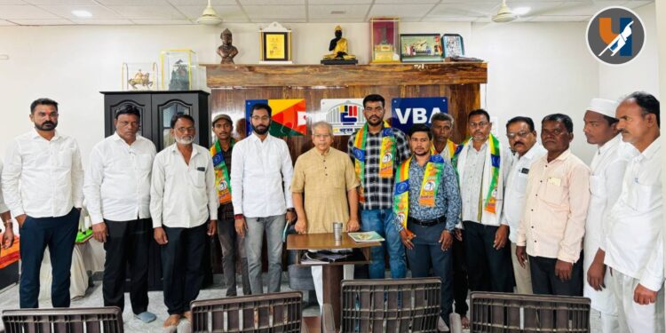 अकोला: वंचित बहुजन आघाडीत धनगर समाजातील प्रमुख कार्यकर्त्यांचा प्रवेश; ॲड. प्रकाश आंबेडकरांच्या हस्ते झाले स्वागत