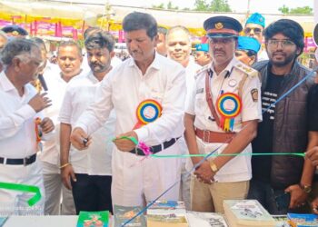 नाशिक मध्ये मुक्तीभूमी येथे 'प्रबुद्ध भारत'च्या बुक स्टॉलचे भीमराव आंबेडकरांच्या हस्ते उद्घाटन